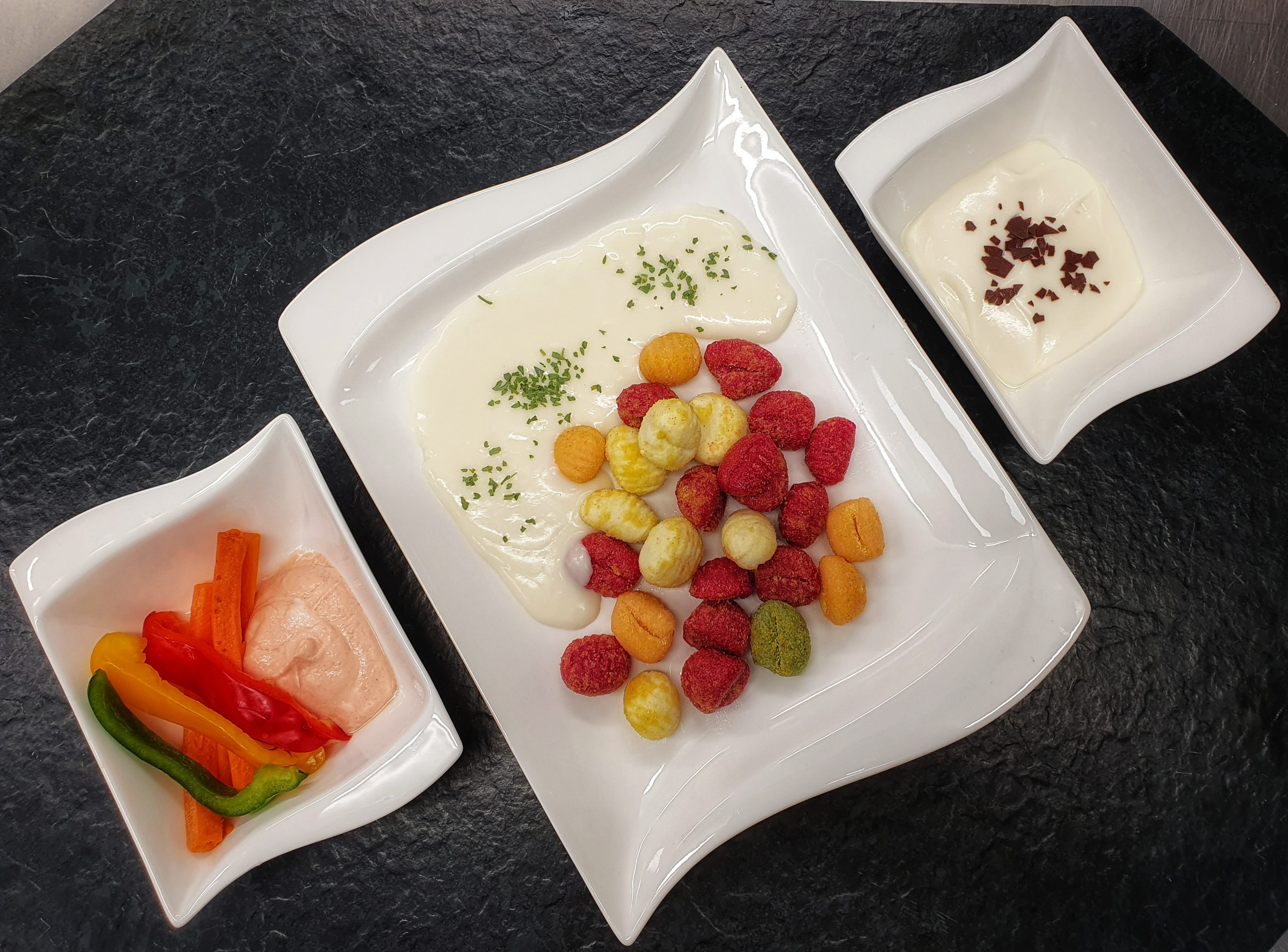 Gnocchi bunt, Käsesoße, Rohkost