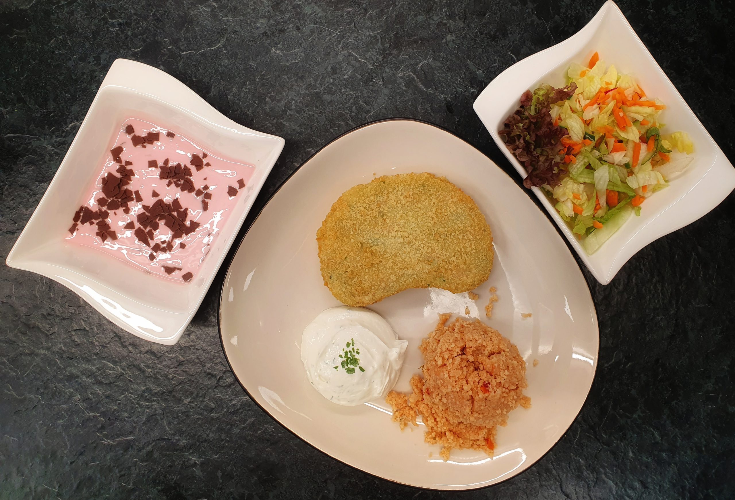 Gemüseschnitzel, Kräutercreme, Couscous