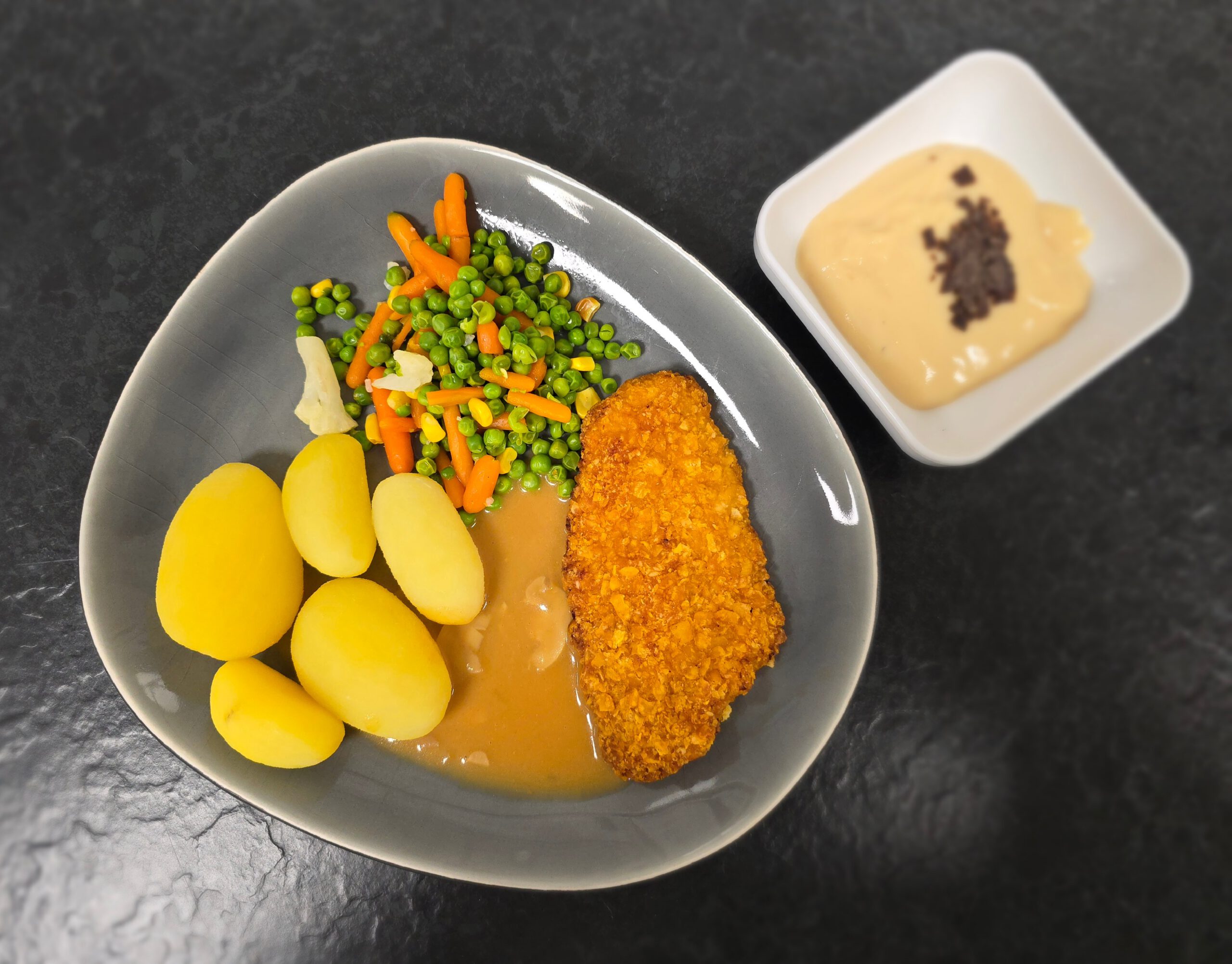 Hähnchen-Knusper, Buttergemüse, Salzer