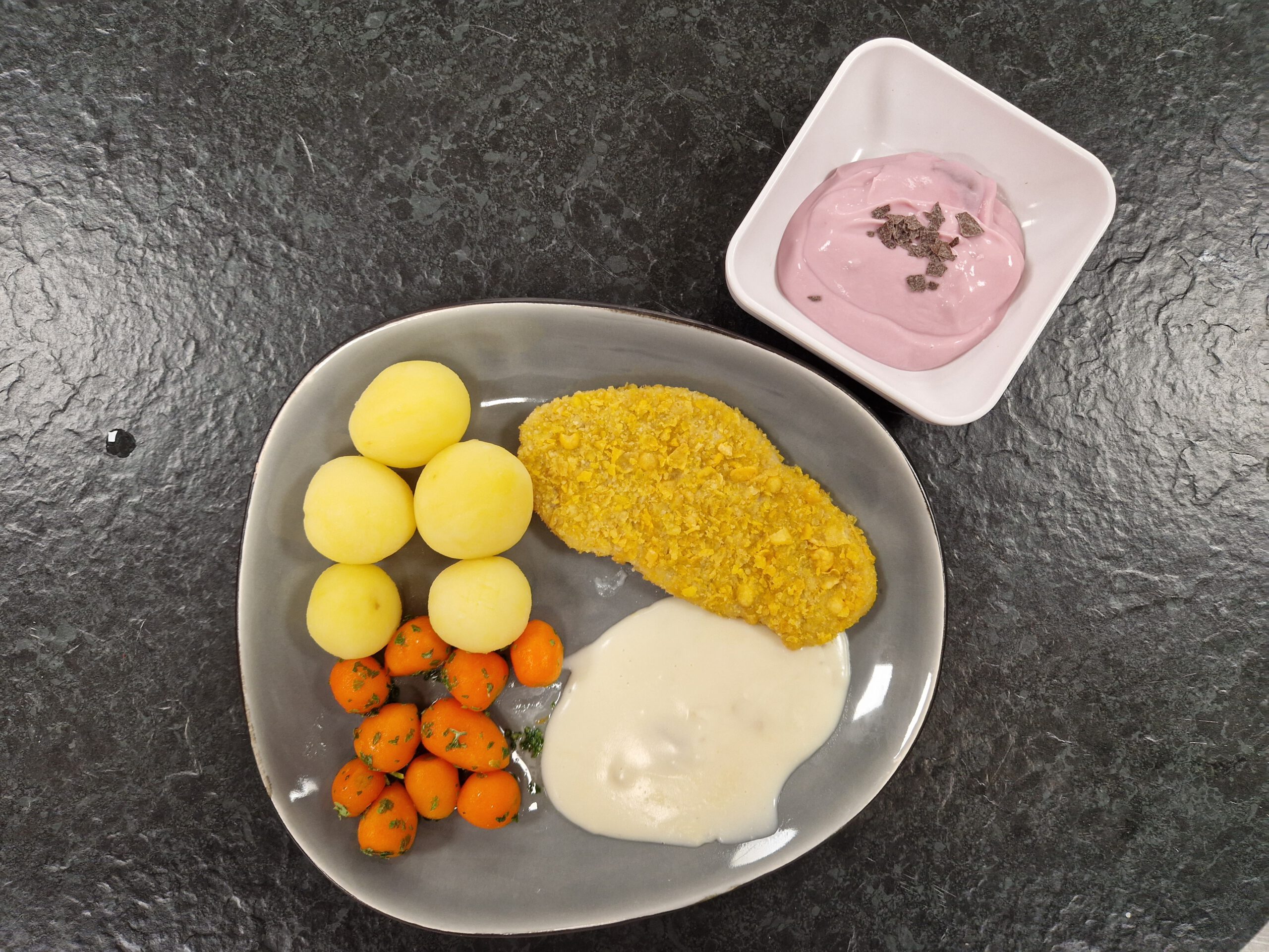vegt. Knusperschnitzel, champ.soße, Karotten, Salzer